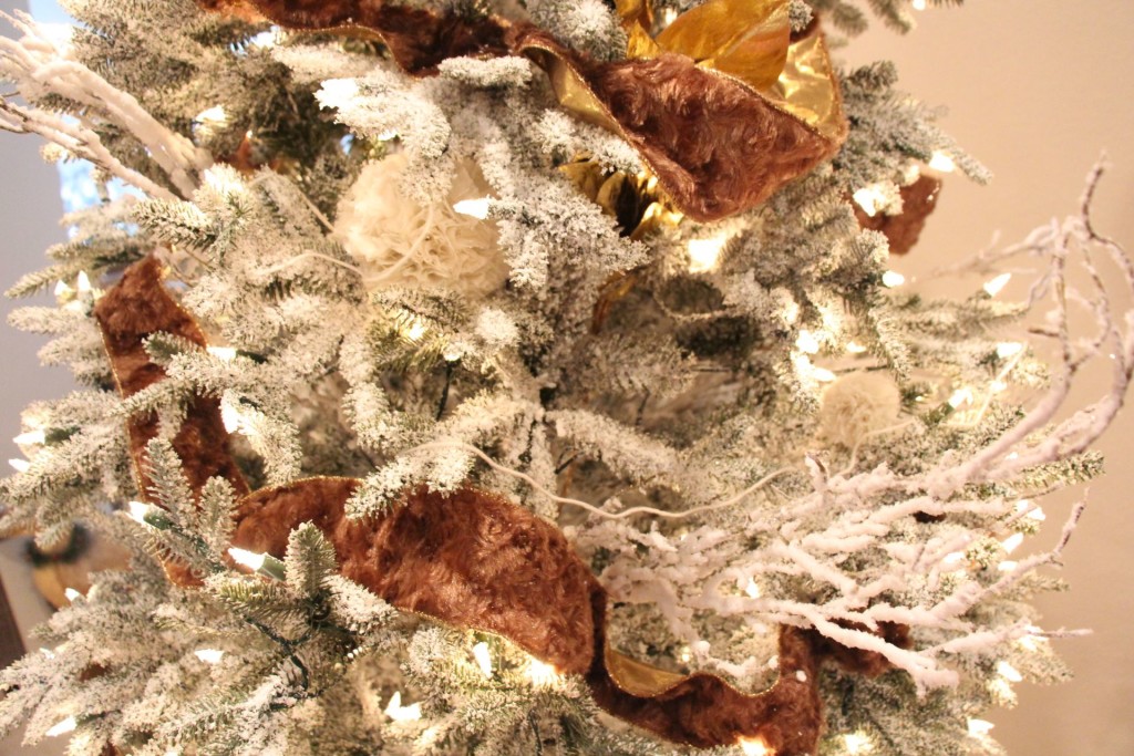 Flocked tree with garland Flocked tree with garland